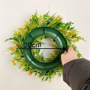 Dettaglio della misura del diametro interno di 20 cm di questa ghirlanda di fiori