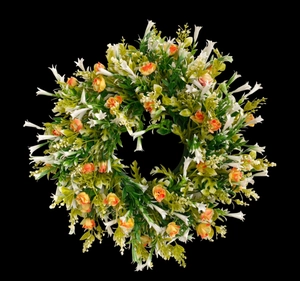 Dettaglio ghirlanda di fiori selvatici artificiali con gigli bianchi e rose arancioni