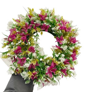 Couronne de fleurs printanières artificielles roses et feuilles pour déco murale