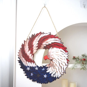 Détail de la plaque de bienvenue aigle en bois aux couleurs du drapeau américain