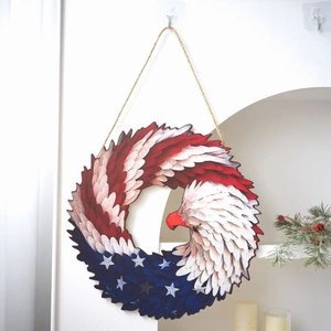 Détail de couronne d'aigle patriotique avec étoiles du drapeau américain et bois peint