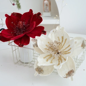 Detail einer Samt-Magnolienblüte mit glitzernden Blütenblättern für den Weihnachtsbaum