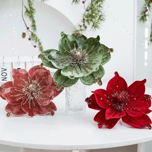 Detail von Samt-Poinsettia-Blumen mit Goldpailletten für die Weihnachtsbaumdekoration