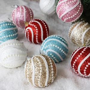 Boules de Noël étincelantes avec paillettes et perles en couleurs variées pour sapin