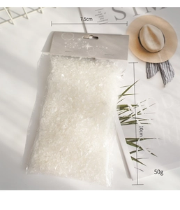 Gedetailleerd zicht op kunstsneeuwpoeder voor kerstboomdecoratie en productfotografie