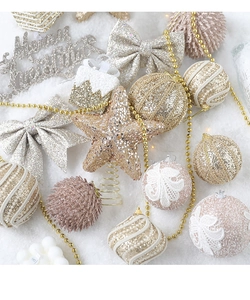 Détails d'un ensemble de décorations de Noël avec étoile dorée, nœuds et boules pailletées