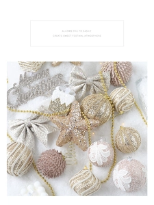 Détails de décoration de Noël avec boules dorées, étoiles et panneau Merry Christmas gravé