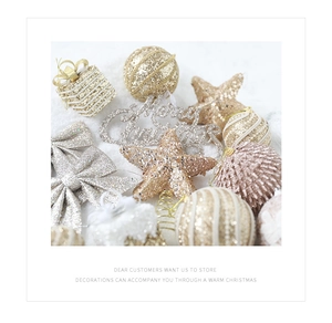 Détail de boules de Noël pailletées or et argent avec plaque Merry Christmas