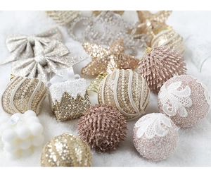 Gros plan détaillé de boules de Noël pailletées or champagne et ornements en dentelle luxe