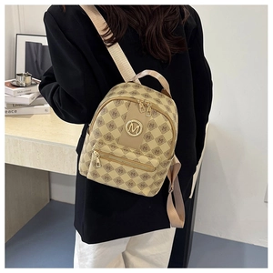 Rückansicht eines beige gemusterten Mini-Rucksacks mit goldenem Logo und Fronttasche am Modell