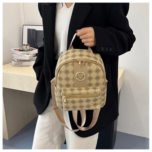 Detail eines beigen Mini-Rucksacks mit M-Print und goldenem Logo für Damen