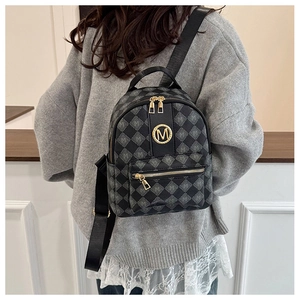 Detailansicht Minirucksack mit grauem M-Muster und goldenem Logo auf dem Rücken