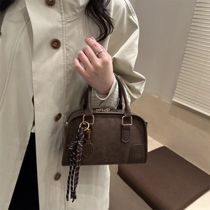 Borsa Boston vintage marrone con dettagli dorati e logo mostrata in un contesto lifestyle