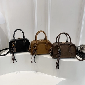 Borse Boston vintage in tre colori con ciondolo a racchetta e nastro a righe chic