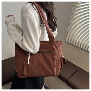 Détails du sac fourre-tout en velours côtelé marron avec texture et poche zippée