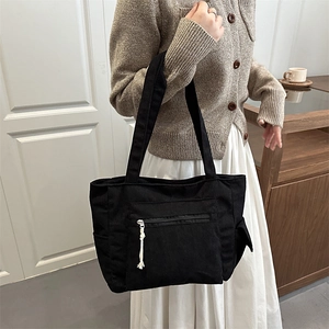 Sac cabas noir en velours côtelé avec poches latérales et fermeture éclair à gland