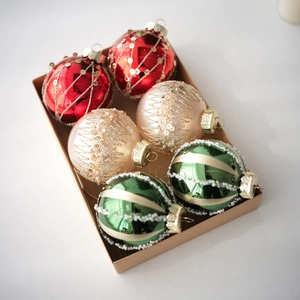Set of 6 decorative 8cm Christmas balls with glitter and beads in a brown gift box