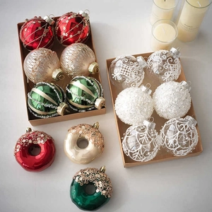 Set of 8cm painted Christmas ornaments featuring donut and sphere shapes with sequins