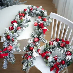 Ensemble couronne de Noël 40cm et guirlande avec nœuds rouges et décor de neige artificielle
