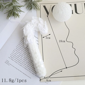 Détail de canne de Noël à paillettes blanches avec ruban suspendu et dimensions précises