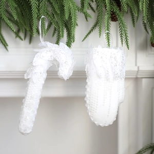 Décorations de Noël blanches à paillettes en forme de canne et gant sur branche de sapin