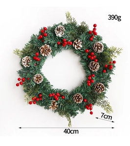 Détail d'une couronne de Noël de 40cm avec aiguilles de pin, cônes et baies
