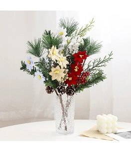 Pics de pin de Noël avec poinsettias et baies dans un vase en verre martelé élégant