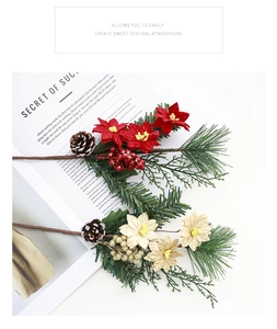 Détail de brindilles de Noël avec baies rouges et pommes de pin pour déco DIY