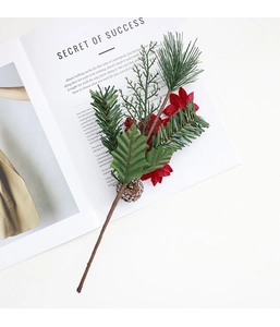 Détail d'une branche de Noël avec aiguilles de pin, baies rouges et pomme de pin