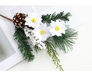 Vue détaillée de pommes de pin enneigées, fleurs blanches et baies pour décor de Noël DIY