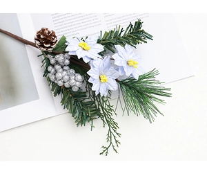 Détail de tiges de poinsettia bleues avec pommes de pin enneigées et baies argentées DIY