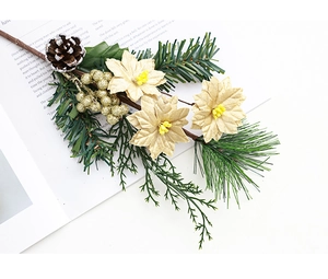 Détail de branche de Noël avec fleurs dorées, baies, pomme de pin et aiguilles