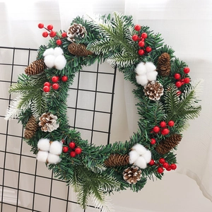 Couronne de Noël faite main avec aiguilles de pin, cônes, baies rouges et coton