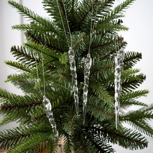 Set di ciondoli a ghiacciolo ritorto trasparenti appesi a un albero con cordini d'argento