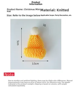Dettaglio di un mini berretto natalizio arancione a maglia alto 5 cm con pompon bianco