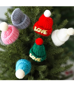 Mini-Weihnachtsmützen aus Strick mit Pompons und LOVE-Schriftzug für Weihnachtsdeko