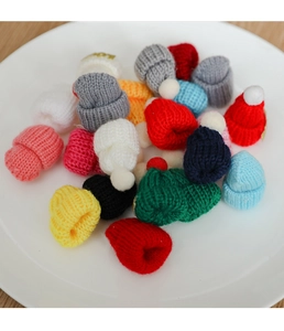 Mini-Strickmützen mit Bommel für Weihnachtsdeko und Bastelarbeiten in Bunt