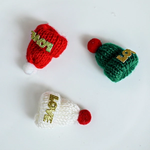 Mini-Strickmützen für Weihnachten mit LOVE-Glitzerbuchstaben in Rot, Weiß und Grün
