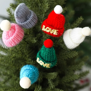 Mini gestrickte Weihnachtsmützen mit LOVE Stickerei für Weinflaschen-Dekoration