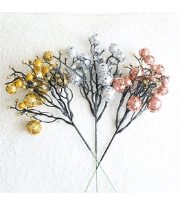 Detail van glitter goud, zilver en roségoud kunstbessen takken op een pluchen achtergrond