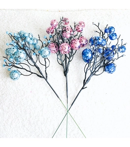 Drie glinsterende kunstmatige bessenstengels in blauw en roze voor kerstdecoraties