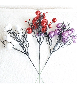 Detail van kunstmatige glitterbessen in wit, rood en paars voor kerstversiering