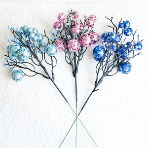 Glinsterende kunstmatige bessenstengels in blauw en roze voor kerstdecoratie