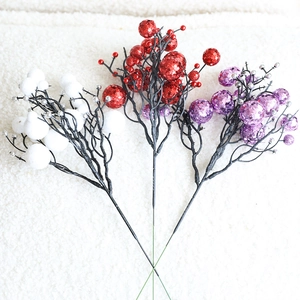 Glinsterende kunstmatige kerstbesstengels in rood, paars en wit voor feestelijke decoratie