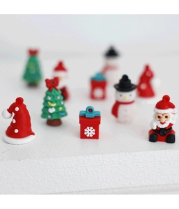 Dettaglio di pendenti natalizi in resina con Babbo Natale, pupazzo di neve e albero