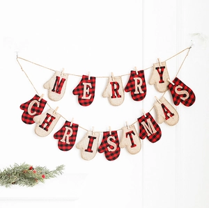 Détail de la guirlande gants de Noël en lin et carreaux avec pinces en bois