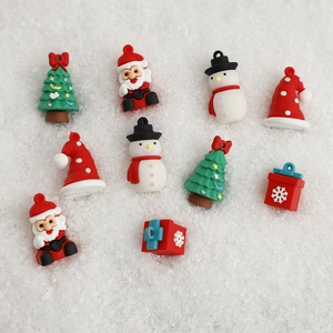 Set di ciondoli natalizi con Babbo Natale, pupazzo di neve e alberi addobbati