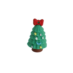 Mini decorazione natalizia in silicone a forma di albero con fiocco rosso su sfondo bianco