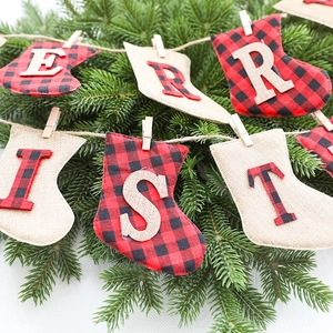 Guirlande de Noël avec mini chaussettes en jute et pinces en bois sur branches de sapin