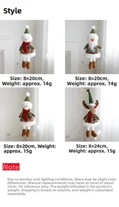 Detail der Weihnachts-Stoffanhänger mit Rentier- und Weihnachtsmann-Puppen aus Strick